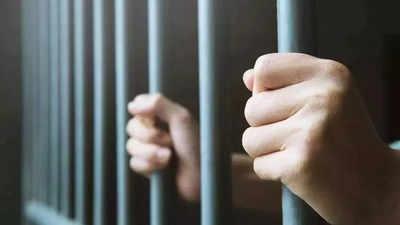 BocchiAnything's tweet image. Seika is in jail for tax envasion.