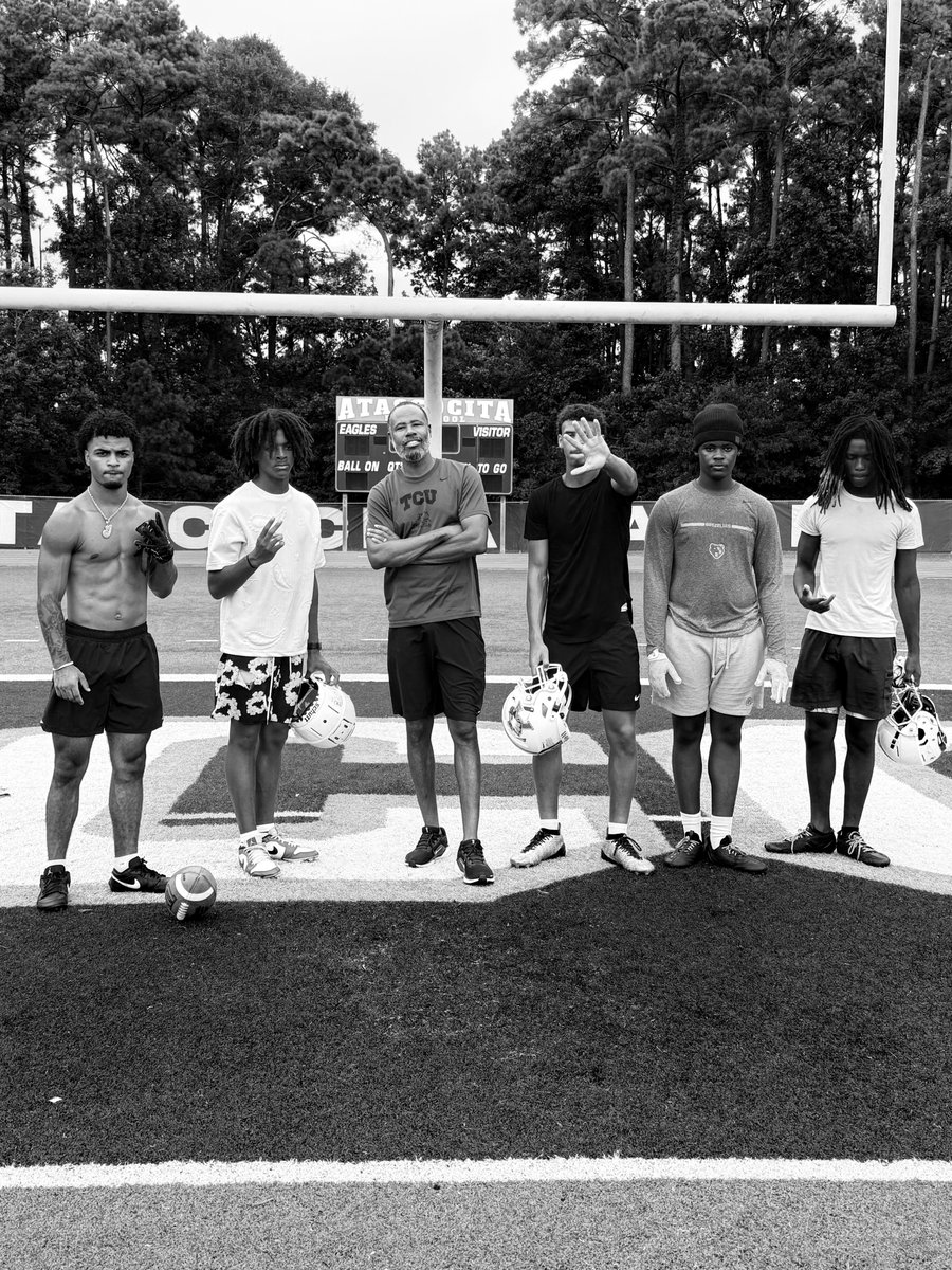 RocketRasheed's tweet image. Getting some work in at the field when my Uncle Doc @doc_patton pulled up on me and my boys. UNC the realest @usatf #greatness

• 3x Olympian 
• 2x World Championships (two time 🥇)
• 2X U.S. Champ in the 200m