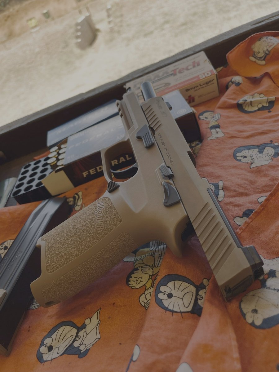 sgteam96825's tweet image. 久々M17....
ところが
先週このレンジでP320暴発(詳しくは分からん)があったそうで、当分の間P320は
撃ったらアカンとの事。
と言いながら皆撃っとるけど
以前の暴発問題で
4つの法執行機関が既に使用禁止に
してるようで、ひょっとしたら
撃てなくなるかもしれない😭
M17はP320M17ではないのでOK..?