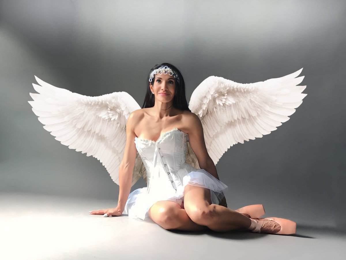 Se y rodéate siempre de Ángeles amigos. 
Que son eso? 
Hay Ángeles amigos que llegan como un ala de protección, en los momentos difíciles. 
Ángeles amigos que te abrazan con amor celestial, que te miran con ojos de compasión, que te inspiran a volar alto. 
A esos Ángeles amigos