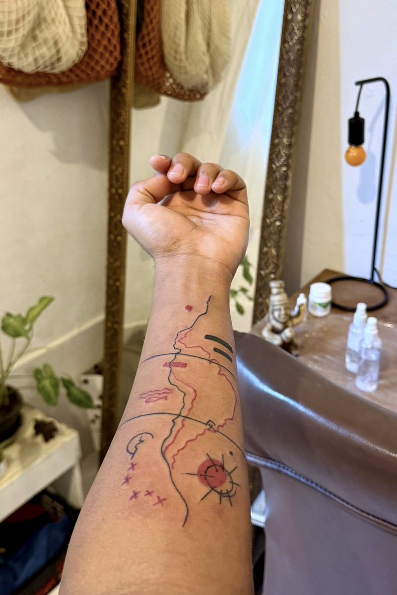 moraess_al's tweet image. perdi minha virgindade = fiz 5 tatuagens 👉🏽👈🏽