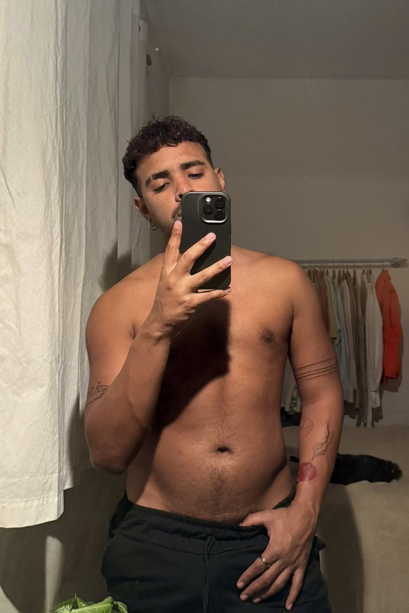 moraess_al's tweet image. perdi minha virgindade = fiz 5 tatuagens 👉🏽👈🏽