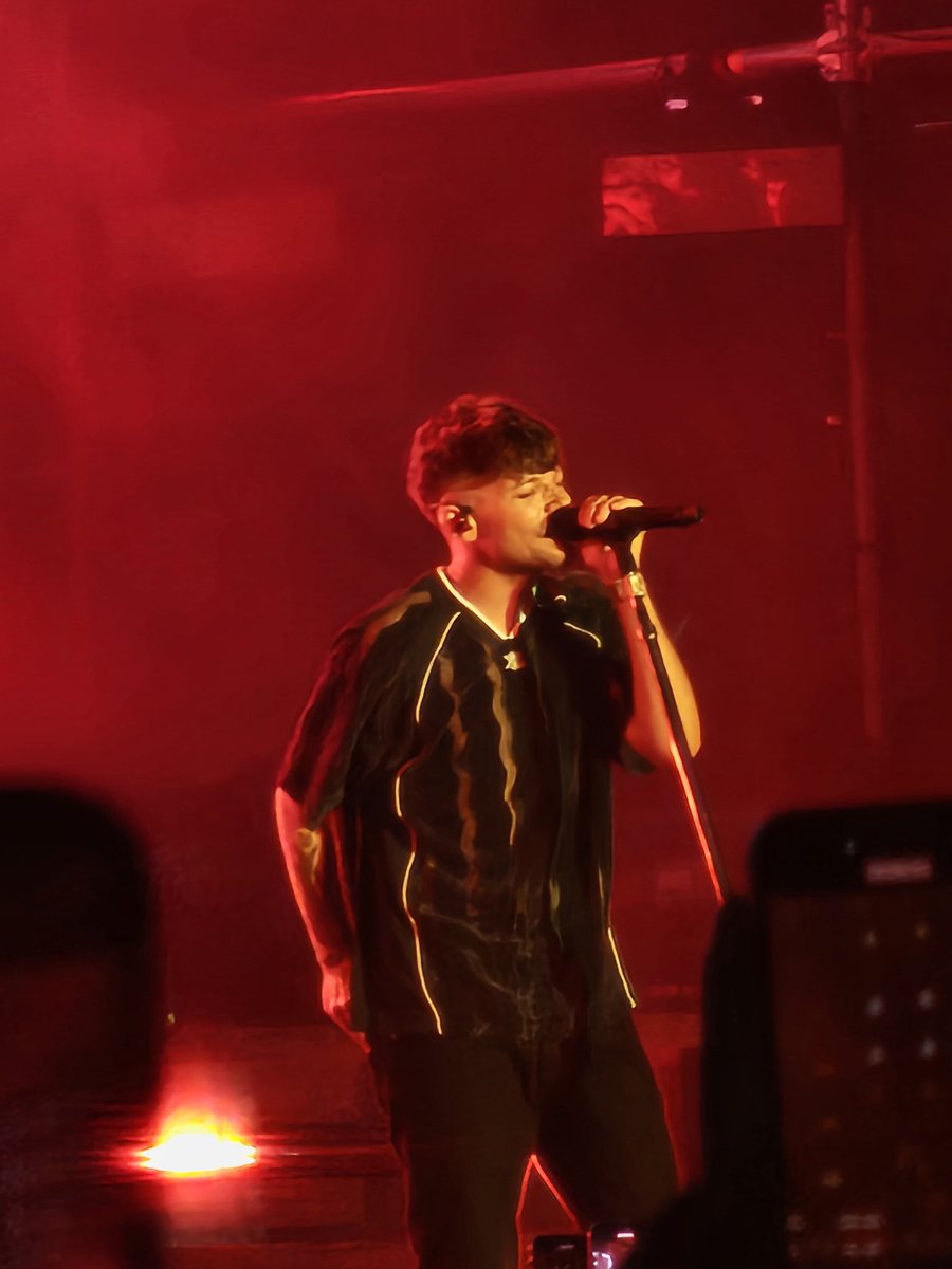 LouisPromoSquad's tweet image. 📲 Louis performing at #LodzSummerFestival ! We’re loving the new haircut 😍
📸 aliceeq28
26.7.25