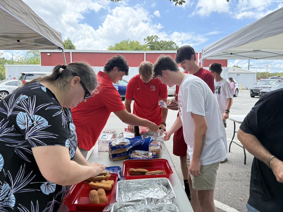 BaseballMz's tweet photo. Great day giving back to the community at the back to school bash! The boys helped prepare and give out hot dogs for those in attendance! #CommunitySupport @CoachWKT @MZ_Eagles @MZEaglesNest @GlenHarding10 @scottkcowart44 https://t.co/32gou59iop