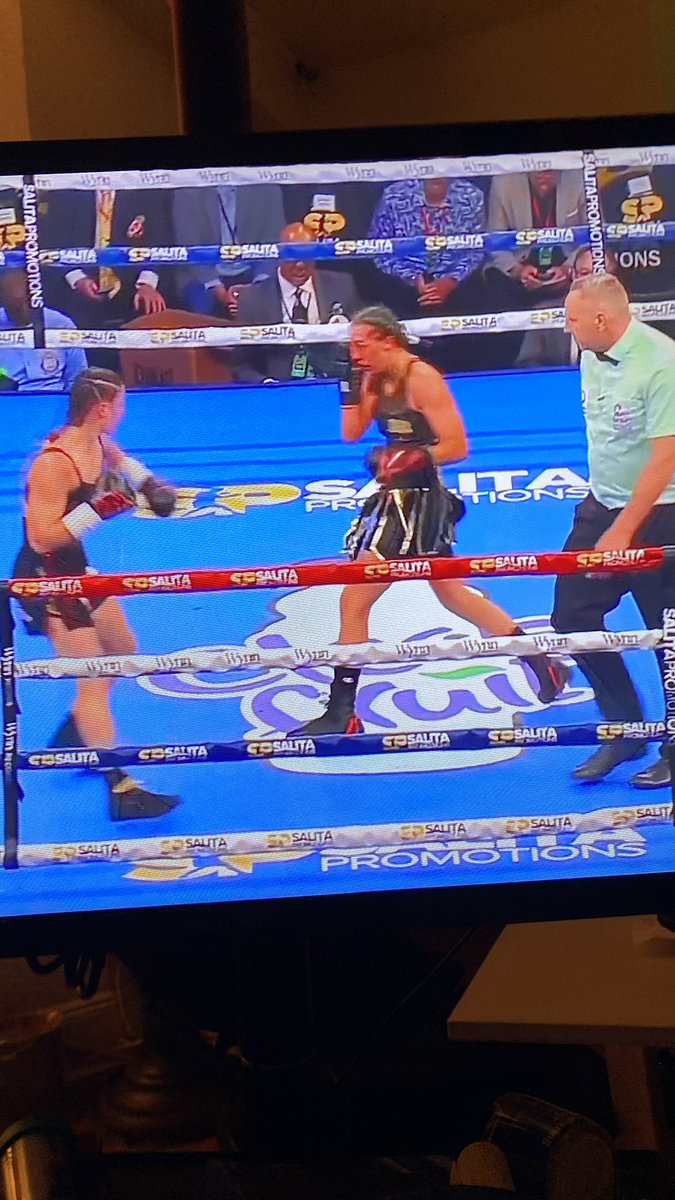 Veyre is looking great through 6 with beautiful foot work to assist her boxing excellence.