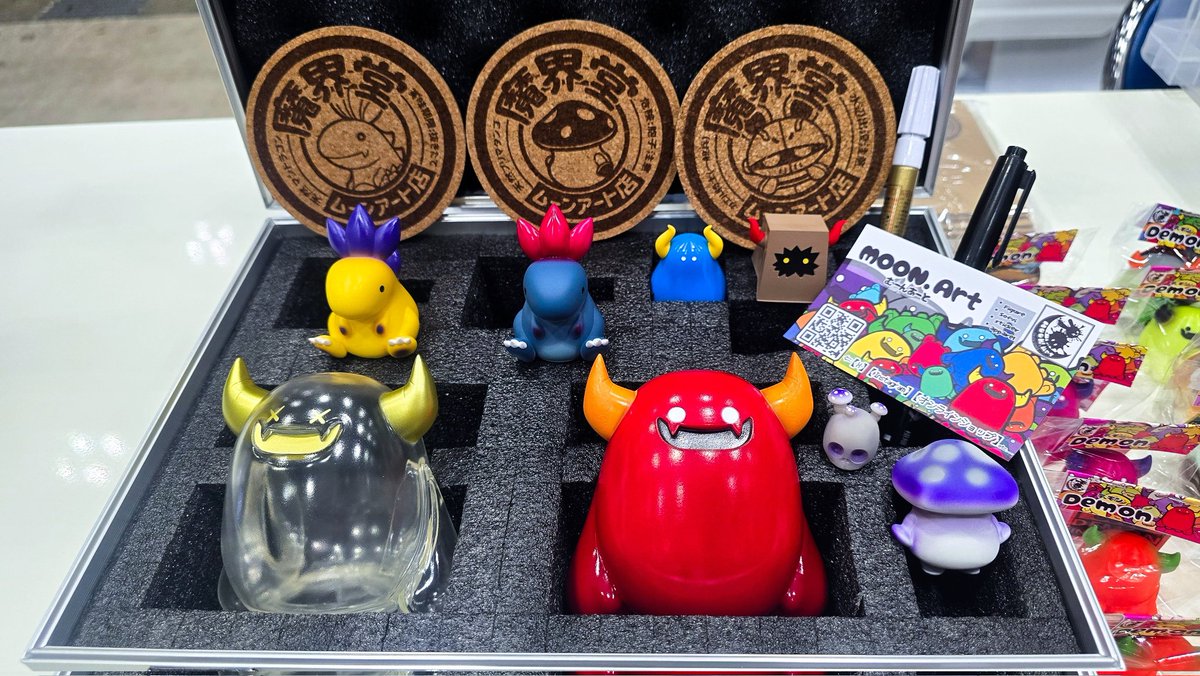 Moon_art_com's tweet image. ワンフェスの準備が終わりました😈🍎
ムーンアートは【2-15-09】となります✨
会場内大変込み合っておりますので、お気をつけてご来店ください🍀
#WF2025S
#WF2025夏
#sofvi #ソフビ #デモンソフビ