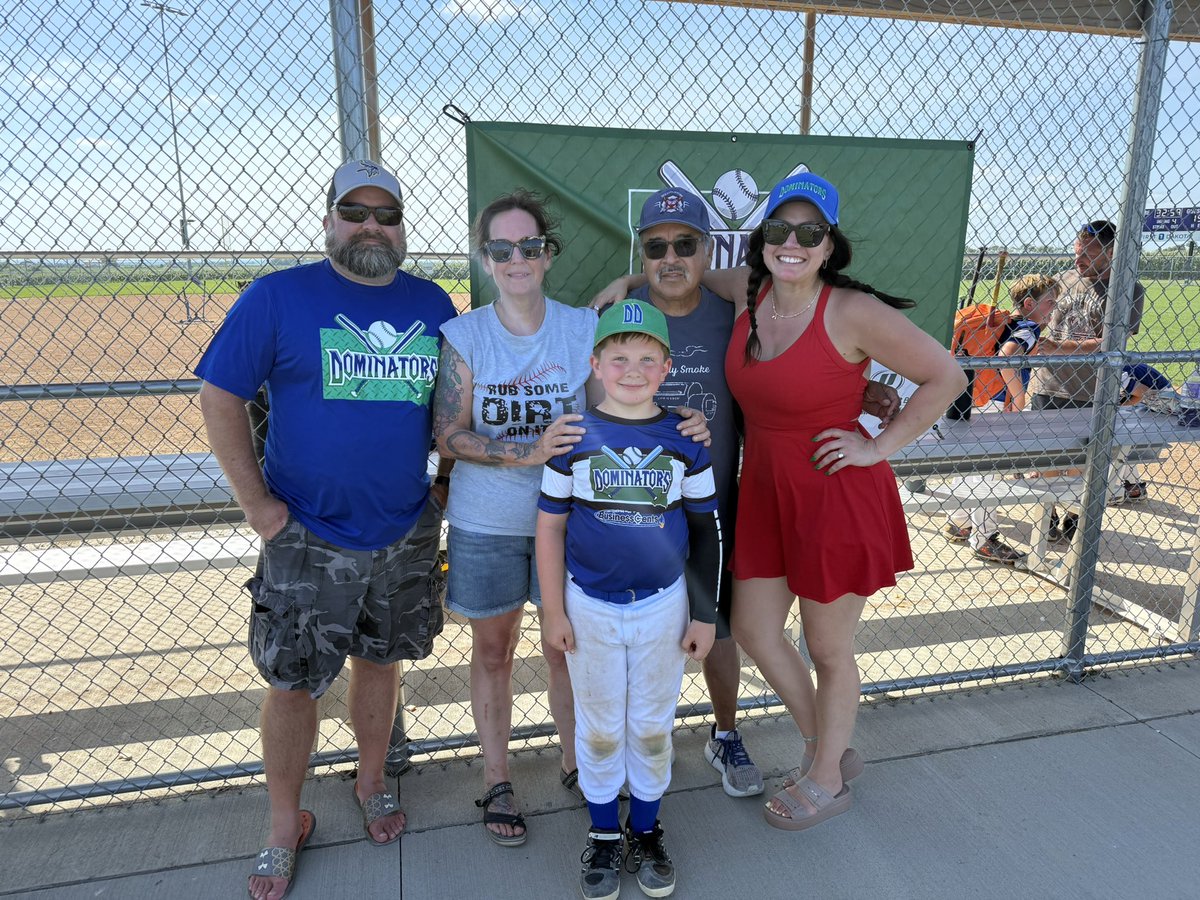 MattJZimmer's tweet image. Arthur went 10-for-11 at the plate today and the Dominators won their final tournament of the season, going 4-0. Super proud of him and all his teammates and coaches. Time for 🏈 season.