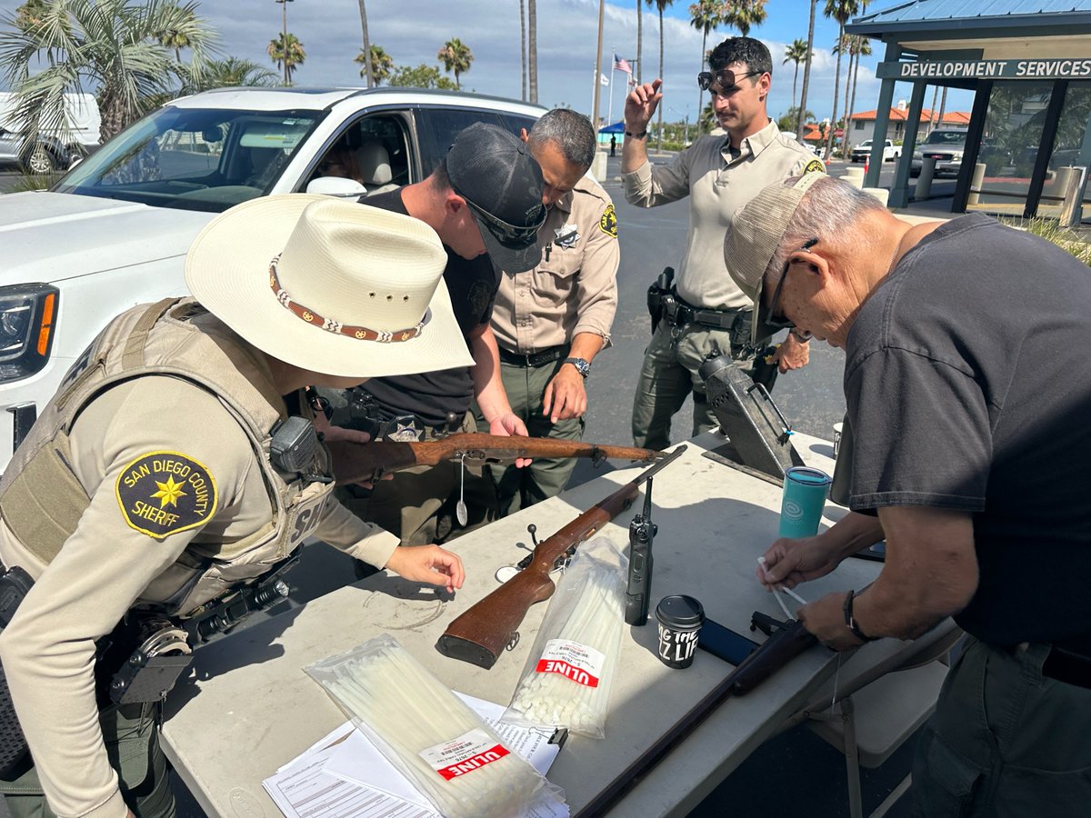 SDSheriff's tweet image. #KeepingYouSafe More than 200 unwanted weapons were collected during this weekend's @SDSheriff Gun Safety Event in @EncinitasGov.
Read our news release: sdsheriff.gov/Home/Component….
We want to thank our partners at @SDDistAtty @CarlsbadPolice @OceansidePD for their support. Most…