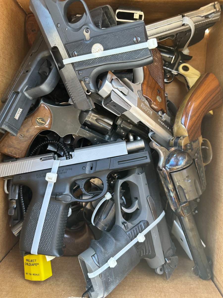 SDSheriff's tweet image. #KeepingYouSafe More than 200 unwanted weapons were collected during this weekend's @SDSheriff Gun Safety Event in @EncinitasGov.
Read our news release: sdsheriff.gov/Home/Component….
We want to thank our partners at @SDDistAtty @CarlsbadPolice @OceansidePD for their support. Most…