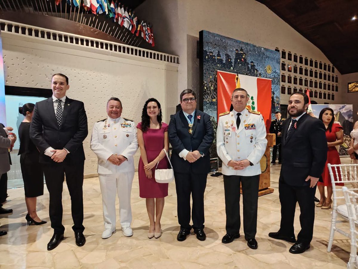 armada_ecuador's tweet image. #Guayaquil | En un emotivo acto celebrado en las instalaciones del Honorable Cuerpo Consular de Guayaquil, la República del Perú conmemoró su 204.º aniversario de independencia. La ceremonia, organizada por el Consulado General del Perú, fue un momento de gran significado y…