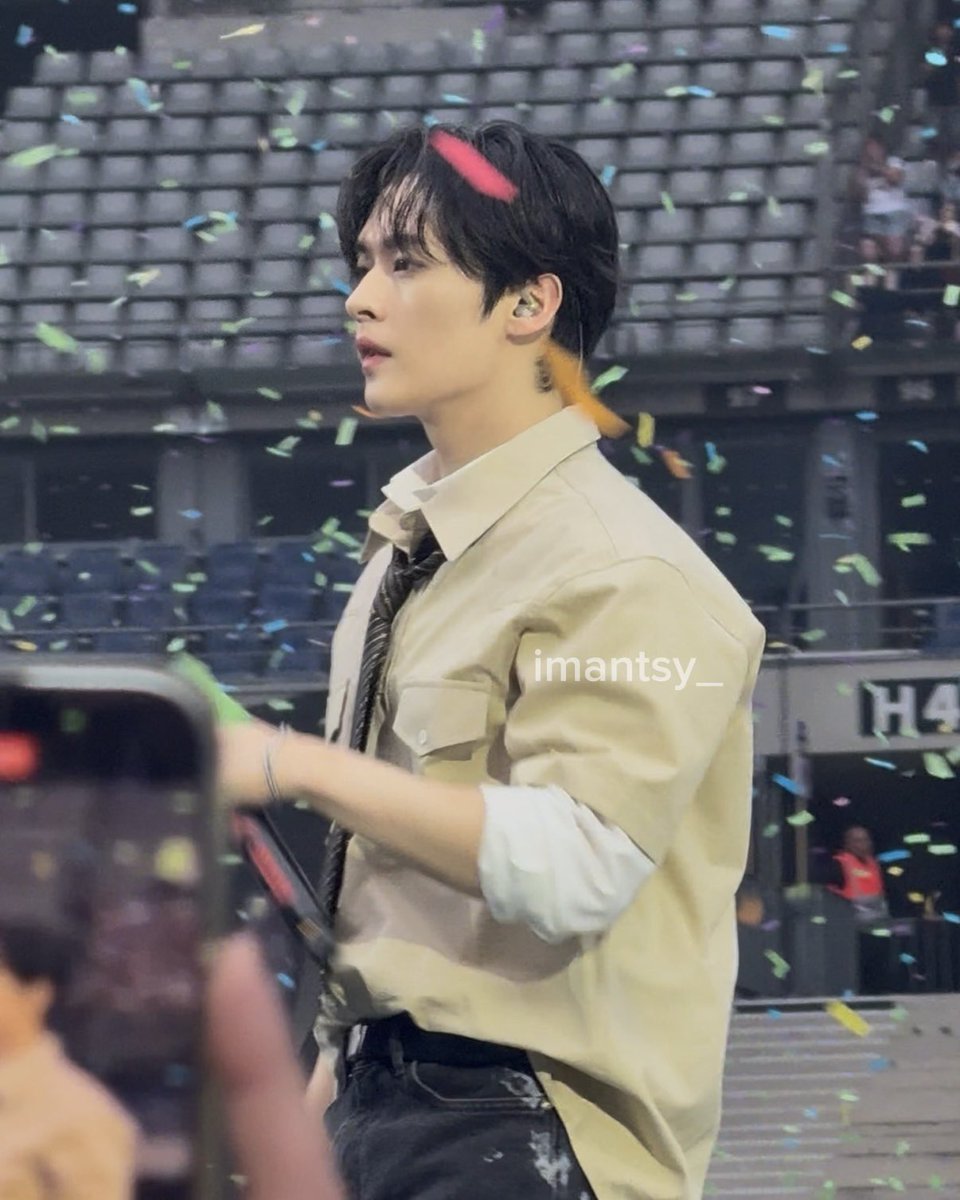 imantsy_'s tweet image. there’s no word strong enough to describe how pretty leeknow is in real life