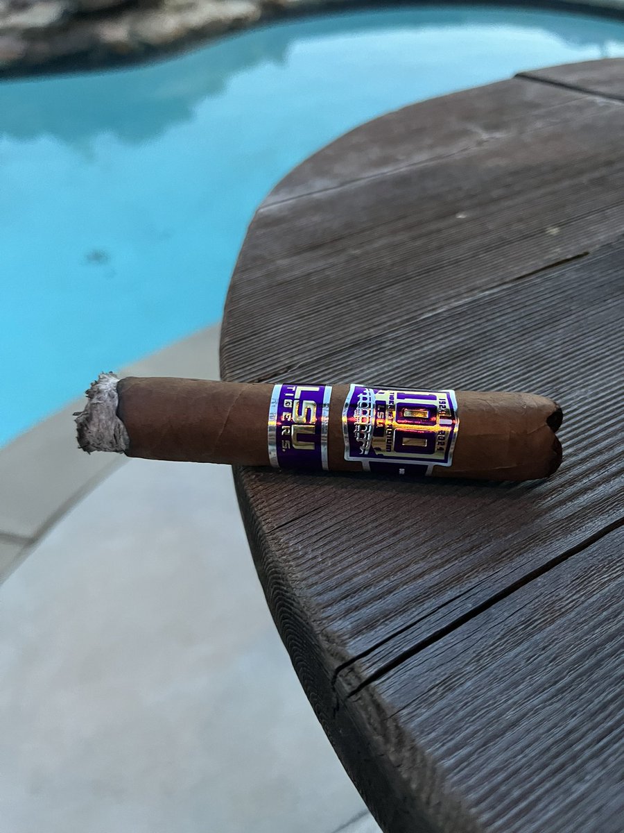 vintagelsuftb's tweet image. Seems like a good night for a cigar! @BocockBros