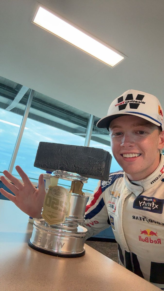 ConnorZilisch's tweet image. 3 in a row!!! 5th of the year. So damn cool to get @JRMotorsports 100 wins❤️👊🏼