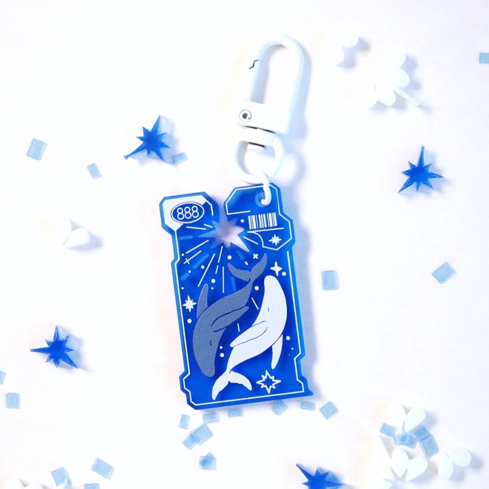 부러 빵클립 키링으로 만든 건
사이로 새어드는 희망과 행운을 붙드시라는 의미가 커요

행운은 부러 클로버 잎을 세 개만 남겨
" 세 잎의 행복에 당신을 더하면 행운이 됩니다 "🍀했고
희망은 고래 두 마리를 함께 두어 코를 맞대고 
" 간절히 바라는 것이 언젠가는 밝게 빛나길 "✨️싶었답니다