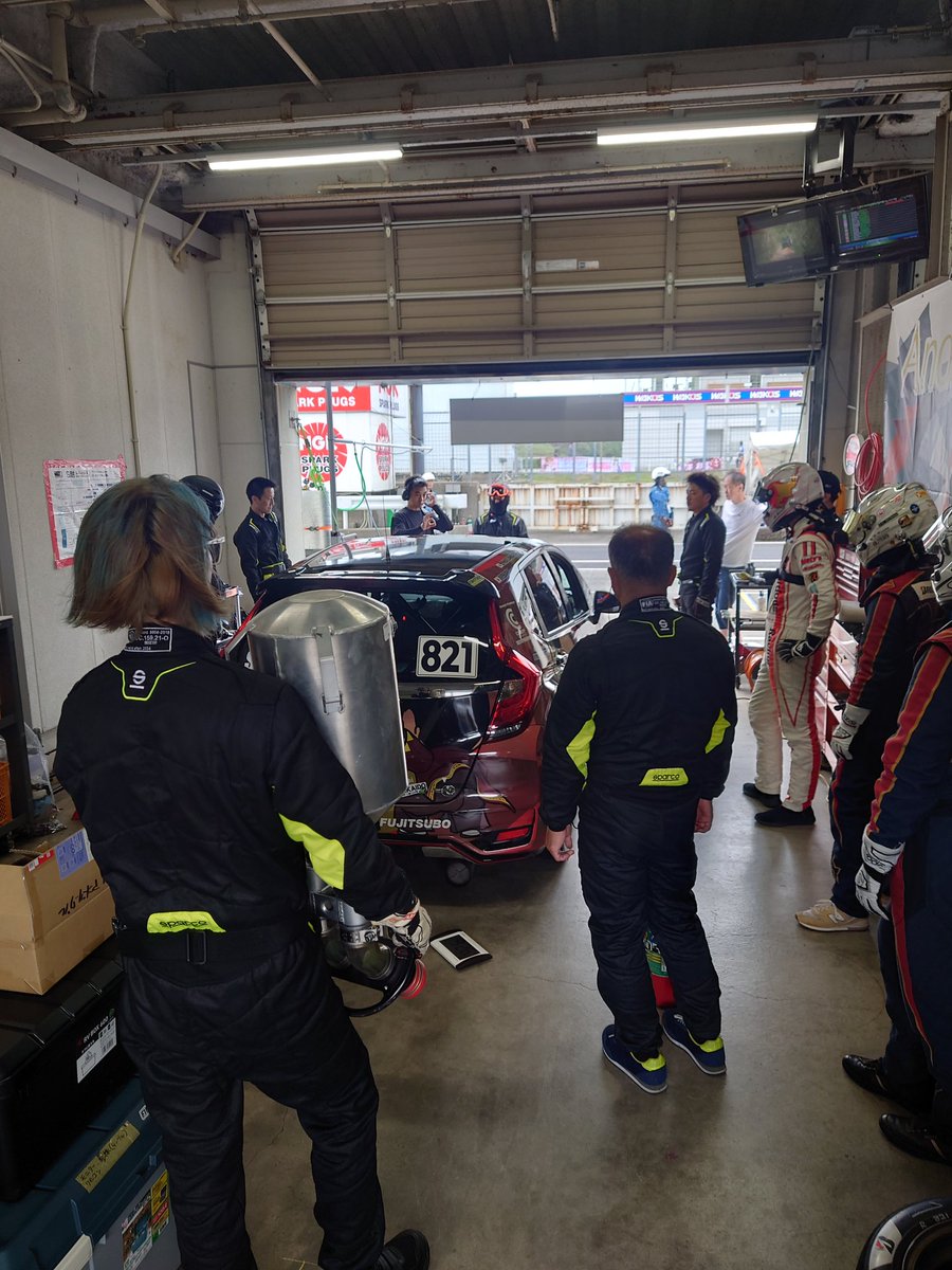 ピットウォークとドラチェン練習を終えて、残るは決勝のみ！
段々とピット内と緊張感が増してきてます。

<a href="/AndLegal_Racing/">AndLegal Racing</a> 
#ござる　#ごじゃる　#侍
#AndLegalRacing    #アンドリーガルレーシング　#スーパー耐久　#S耐　#えすたい　#ブリヂストン　#モティーズ　#エンドレス #FUJITSUBO