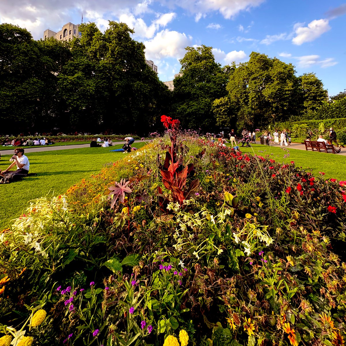 xtyna_'s tweet image. london truly stuns