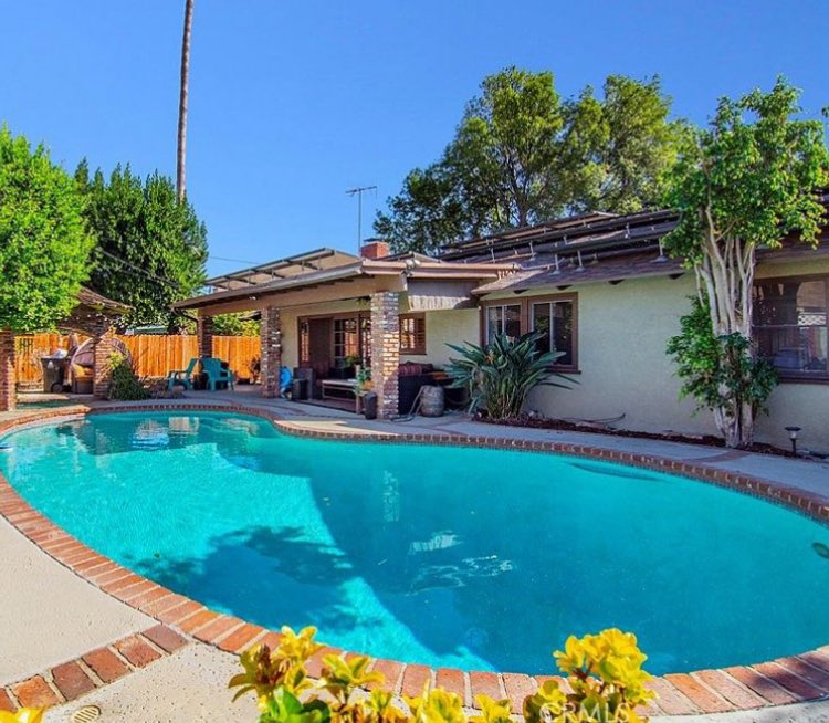 BMTrader's tweet image. Valerie’s home and swimming pool current day.
19625 Bryant St, Northridge, CA 91324
#svengoolie