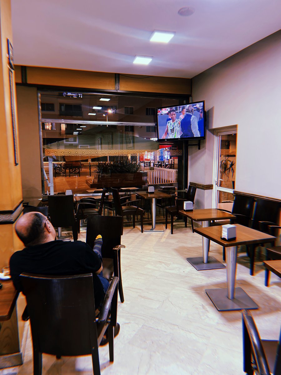 P_Przyborowski's tweet image. Wczoraj kompletnie przypadkowo okazało się, że odbywa się kobiecy Puchar Narodów Afryki.
I że dzieje się to wszystko w Maroku. I że właśnie jest finał, w którym grają gospodynie.
Prowadziły 2:0 z Nigerią, by w ciągu 24 minut w drugiej połowie stracić trzy gole i przegrać 2:3.
