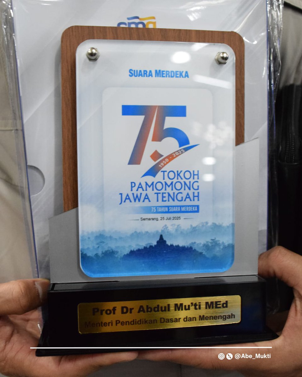 Penghargaan Tokoh Pamomong Jawa Tengah dari Suara Merdeka bersama 75 Tokoh lainnya.