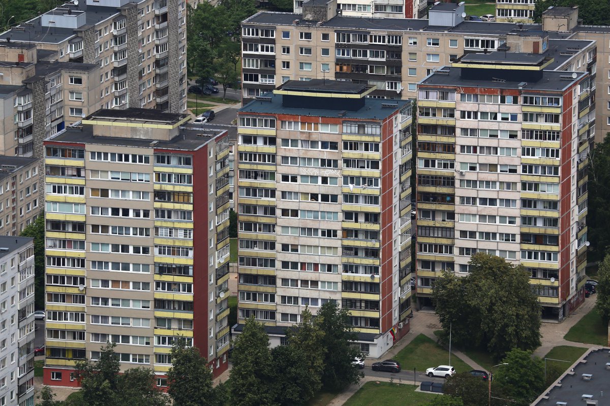 StefanB2023's tweet image. Blick vom Fernsehturm in Vilnius, alte sowjetische Plattenbauarchitektur.