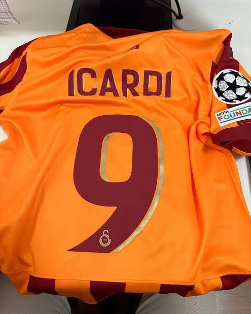 Sadece font değil, 11/12 - 16-17 sezonları arası ve 19/20 sezonunda forma arkası bu sene gibi kırmızı ve baskı rengi beyaz. sırt sarı olduğunda rakam ve isim baskıları kırmızı oluyor, bu seneki gibi sırt kırmızı olduğunda baskı rengi sarı olsa saha güzel durmaz mı?