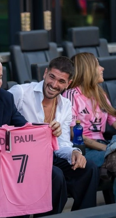 la cara de felicidad de un tipo q sabe va a jugar todos los días con messi y cuando llegue a la casa lo espera tini