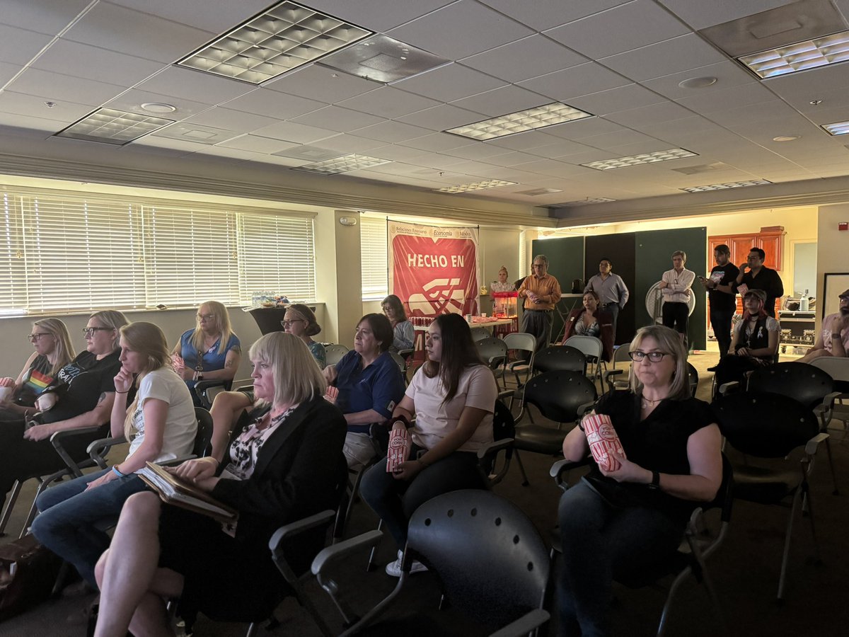 ConsulMexOrl's tweet image. Hoy en el Consulado de México en Orlando🇲🇽 se llevó acabó la presentacion del programa de nuestro 10° Festival Mexicano de Cine y Cortometrajes en Orlando, en donde se proyectaron los cortometrajes de la categoría Thrillers:
1. Cuando nadie te ve 🎬
2.Billar Durango🎬…