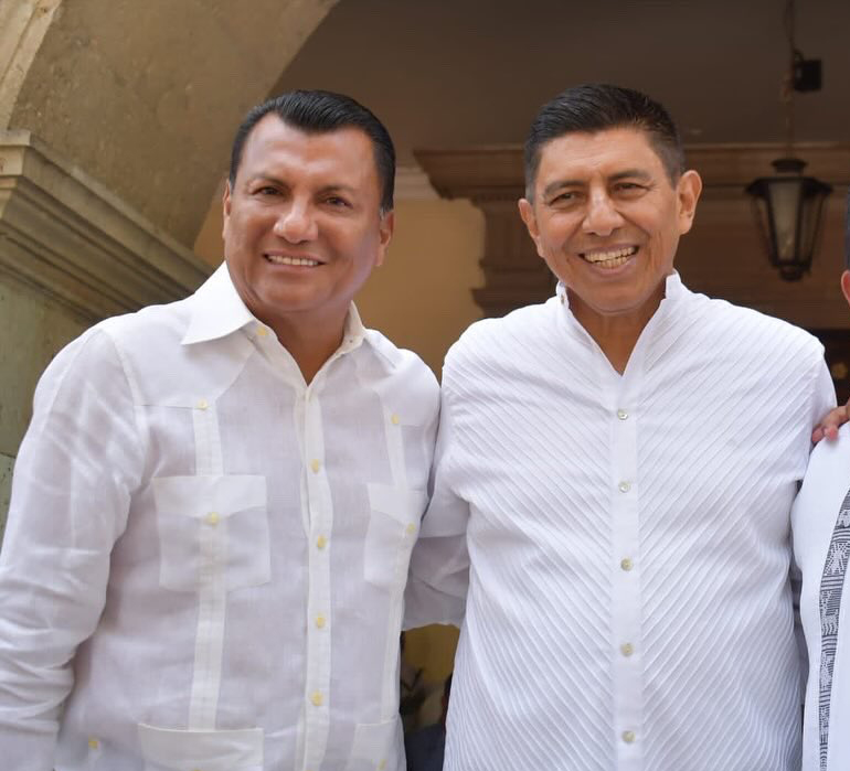 vampipe ⍨ (@vampipe) on Twitter photo La novia del diputado local de Oaxaca, <a href="/samygurrion/">Samuel Gurrión Matías</a>, anda subiendo en instagram fotos de sus vacaciones en Francia y Grecia.
Restaurante La Guérite en Cannes
Cavo Tagoo en Mykonos
Con su reloj Patek Phillippe de 3.5 millones de pesos, en su BMW Z4 M40i de 1.5 millones. La novia del diputado local de Oaxaca, <a href="/samygurrion/">Samuel Gurrión Matías</a>, anda subiendo en instagram fotos de sus vacaciones en Francia y Grecia.
Restaurante La Guérite en Cannes
Cavo Tagoo en Mykonos
Con su reloj Patek Phillippe de 3.5 millones de pesos, en su BMW Z4 M40i de 1.5 millones.