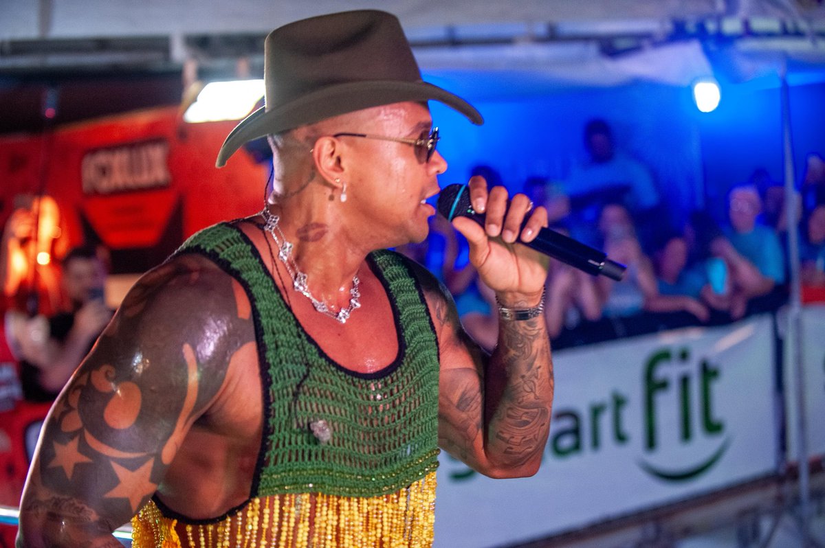 Leo Santana sendo o gostoso (apaga!) de sempre em seu trio no Fortal ❤️ (📸 Yuri Vasconcellos)