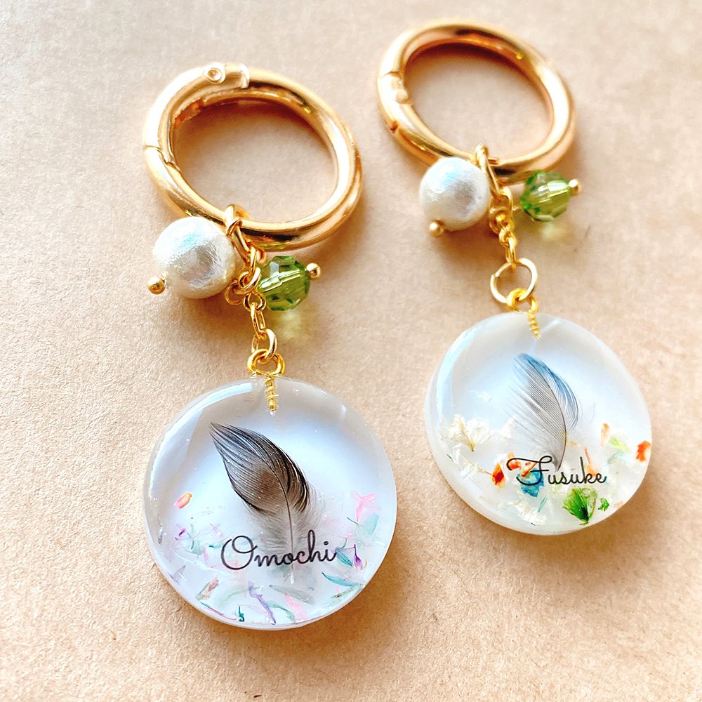 treelo_skippy's tweet image. 《花びら/丸》鳥さんの羽根を閉じ込めたキーチャーム《受注生産》 minne.com/items/43495497 - ハンドメイドマーケットminne(ミンネ)
こちらの丸い花びらタイプも背景、花びらの色味共に選べますよ!😊