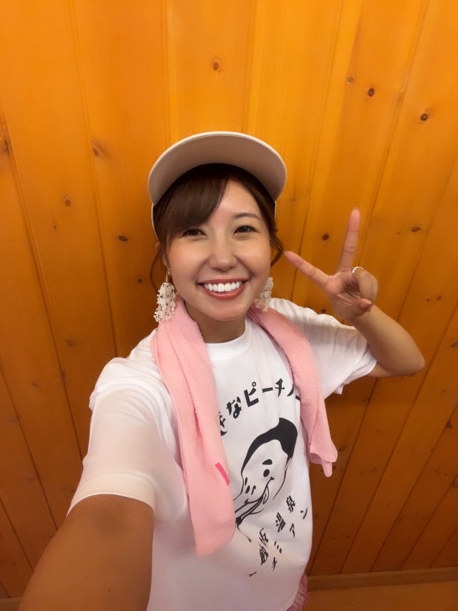 ayano_matsui's tweet image. 始まってまーす!!
@iizaka_momofes
ことしはみんなでTシャツ&温泉タオル♨️
どちらも購入可能です✌️
朝からすごい人人人桃桃桃👥🍑
