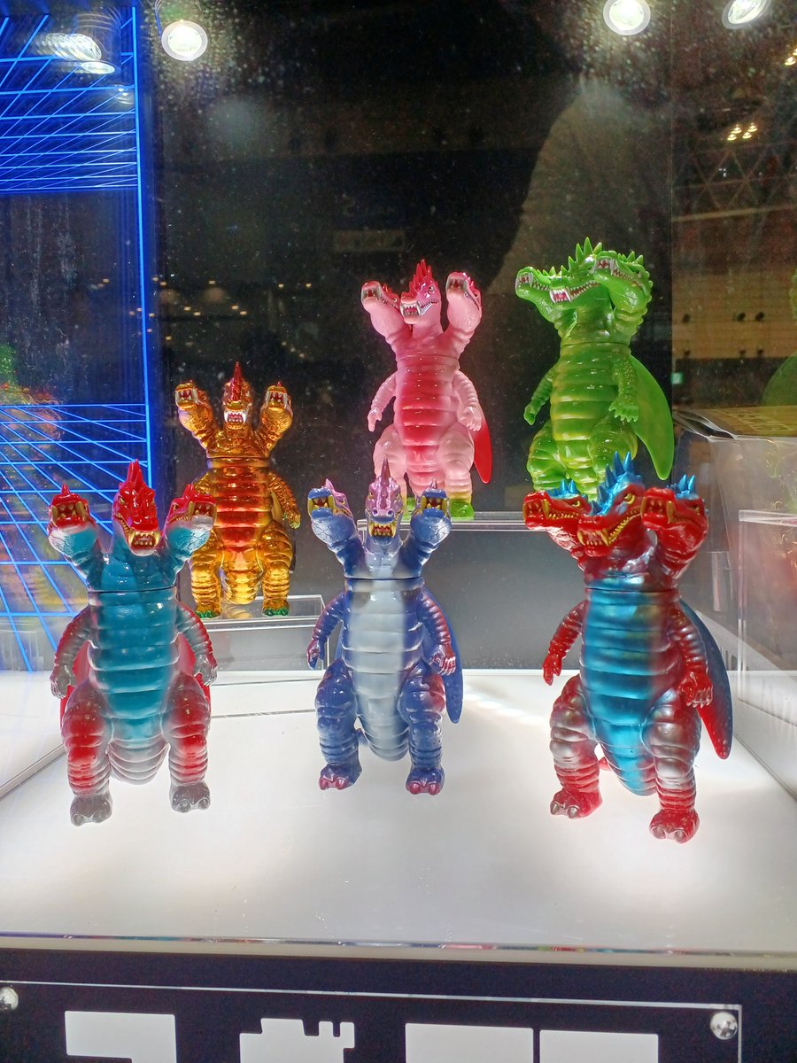 mono_shop's tweet image. #ワンダーフェスティバル2025夏 のゼロの三つ首竜ミドルサイズ。新アイテムの3種と金メッキVer.と誌上販売のさくら色、若草色です。#WF2025S #フィギュア王