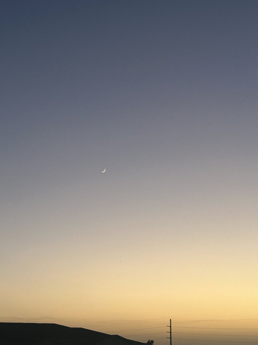 notnoramami's tweet image. Tonight the moon is tiny like me.