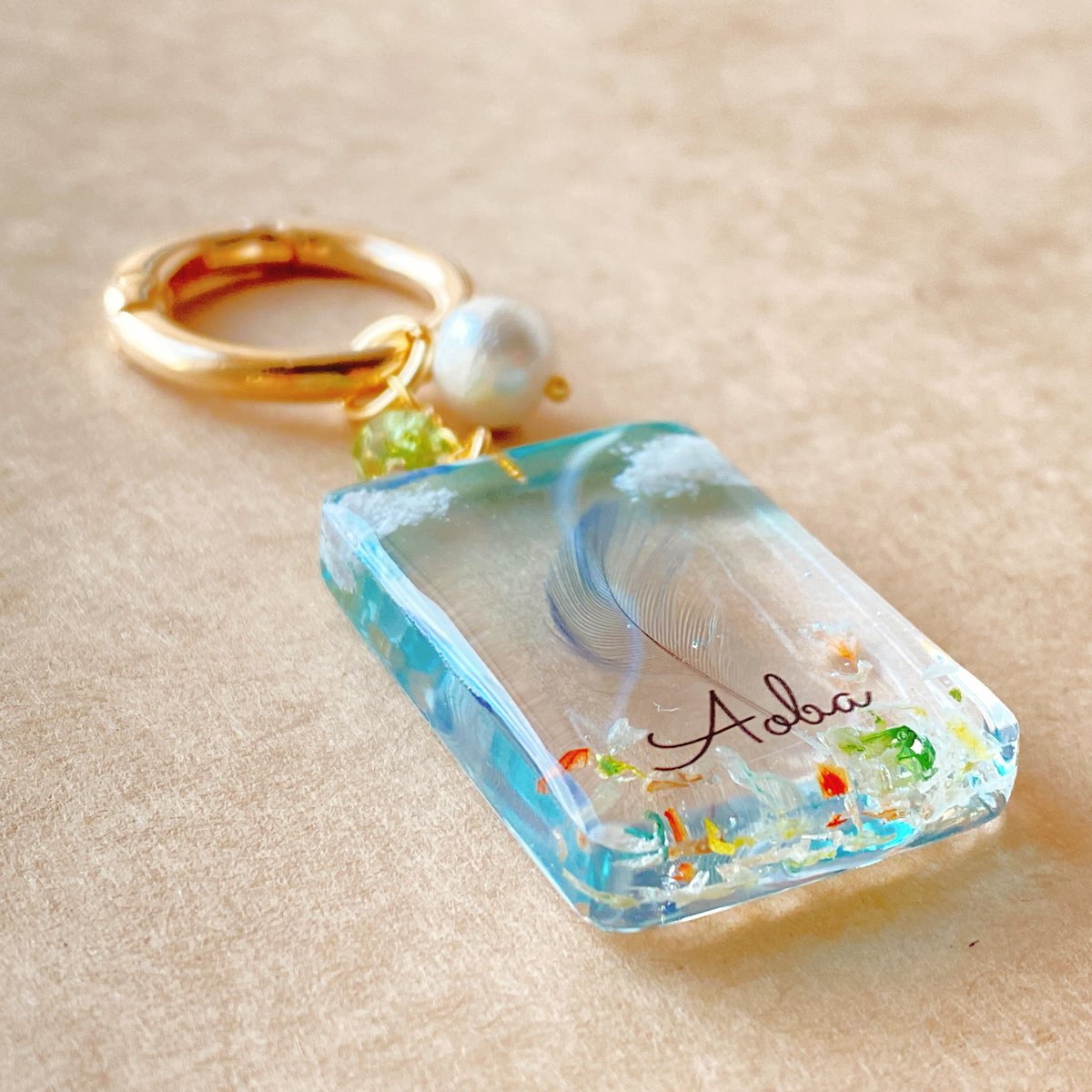treelo_skippy's tweet image. 《青空/四角》鳥さんの羽根を閉じ込めたキーチャーム《受注生産》 minne.com/items/43495560 - ハンドメイドマーケットminne(ミンネ)
こちらはアンケート後に作ったのですがイイネをちょいちょい頂いて嬉しかったのでラインナップに加えました。
置く場所により見え方が変わる楽しい作品です☁️🪽🫧