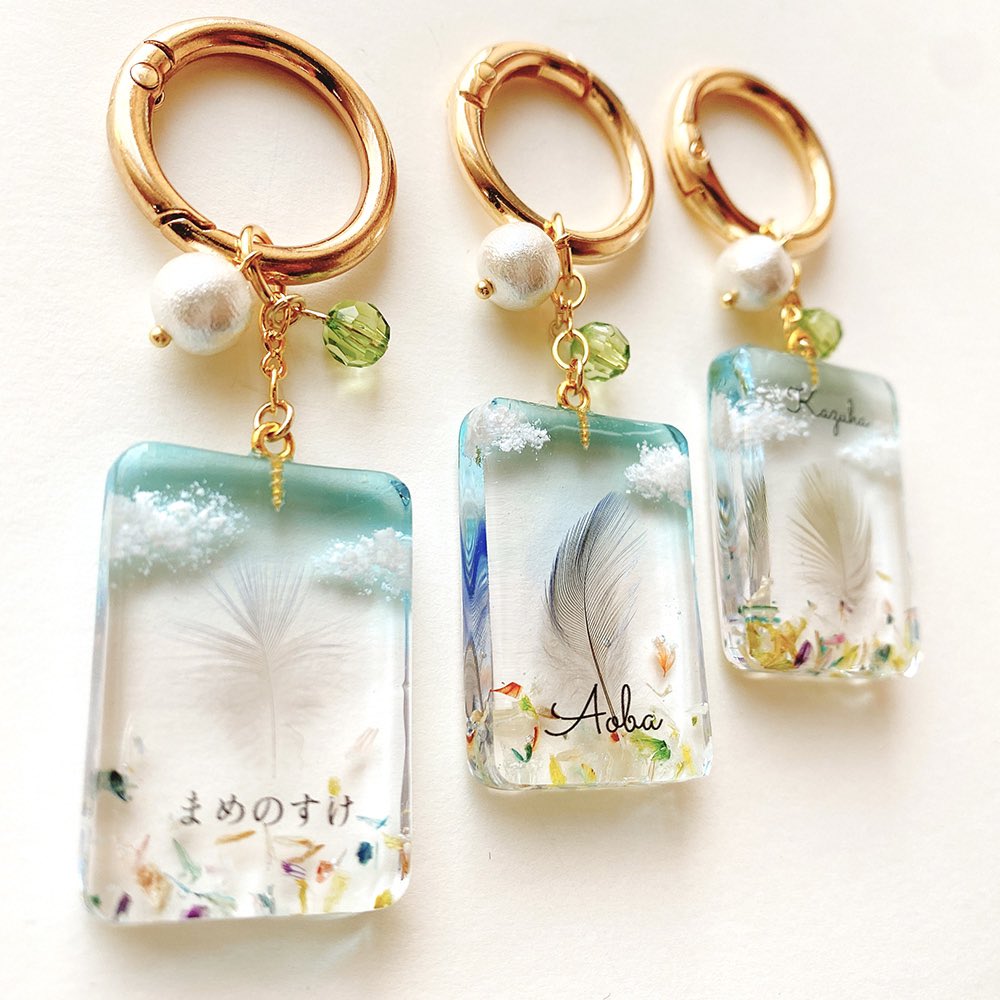 treelo_skippy's tweet image. 《青空/四角》鳥さんの羽根を閉じ込めたキーチャーム《受注生産》 minne.com/items/43495560 - ハンドメイドマーケットminne(ミンネ)
こちらはアンケート後に作ったのですがイイネをちょいちょい頂いて嬉しかったのでラインナップに加えました。
置く場所により見え方が変わる楽しい作品です☁️🪽🫧