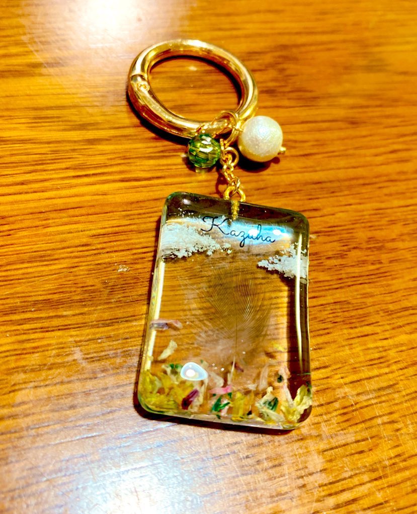 treelo_skippy's tweet image. 《青空/四角》鳥さんの羽根を閉じ込めたキーチャーム《受注生産》 minne.com/items/43495560 - ハンドメイドマーケットminne(ミンネ)
こちらはアンケート後に作ったのですがイイネをちょいちょい頂いて嬉しかったのでラインナップに加えました。
置く場所により見え方が変わる楽しい作品です☁️🪽🫧