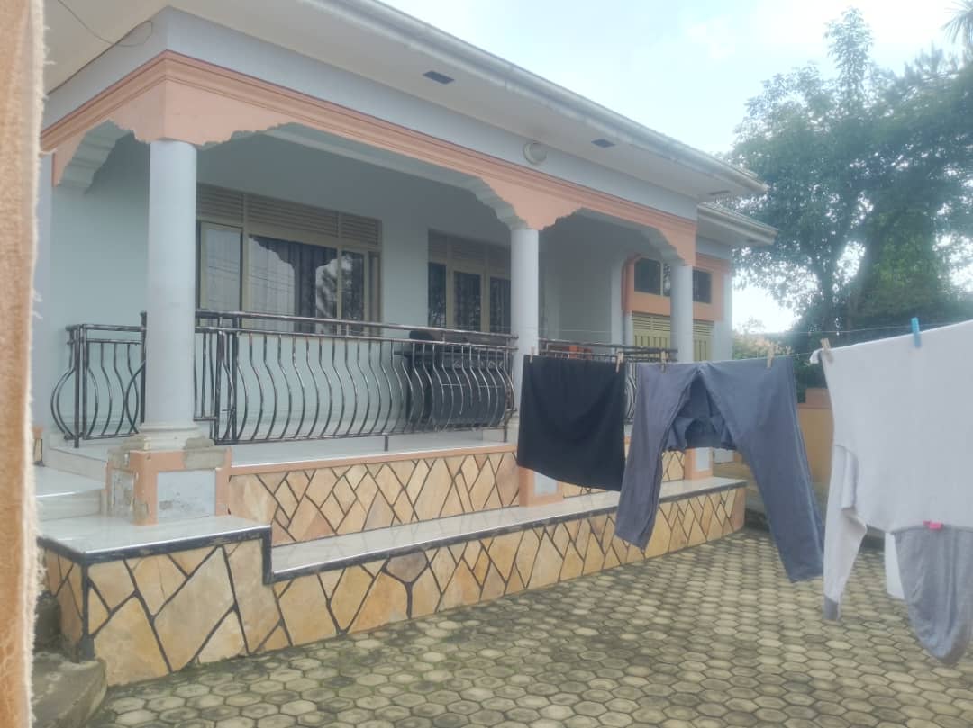 KMT_properties's tweet image. 4 bedrooms house for sale in balwa seated on 13decimals selling it at 270m slightly negotiable WhatsApp or call 0786396665