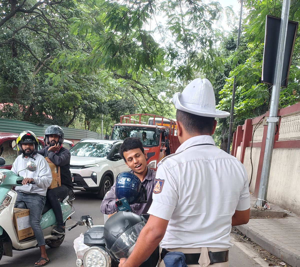 ಹಲಸೂರು ಸಂಚಾರ ಪೊಲೀಸ್ ಠಾಣಾ ವ್ಯಾಪ್ತಿಯಲ್ಲಿ ಸಾರ್ವಜನಿಕರಿಗೆ ಐಎಸ್ಐ ಮಾರ್ಕ್ ಹೆಲ್ಮೆಟ್ ಧರಿಸುವ ಕುರಿತು ಹಾಗೂ ಕಡ್ಡಾಯವಾಗಿ ಸಂಚಾರ ನಿಯಮಗಳನ್ನು ಪಾಲಿಸುವಂತೆ ಅರಿವು ಮೂಡಿಸಲಾಯಿತು
