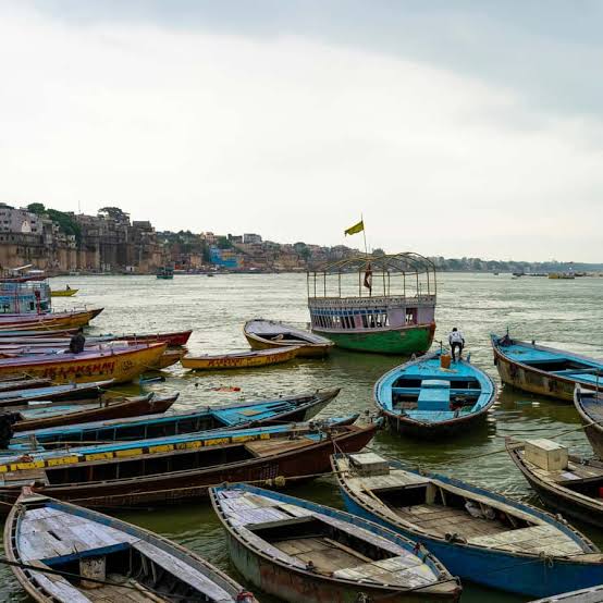 KumarSourav01's tweet image. Varanasi boats appear dull and dark. The government should beautify them with Indian traditional art and wooden carvings to make them unique, beautiful, and iconic symbols of Varanasi.
Pic: Google Images
To: @myogiadityanath @narendramodi