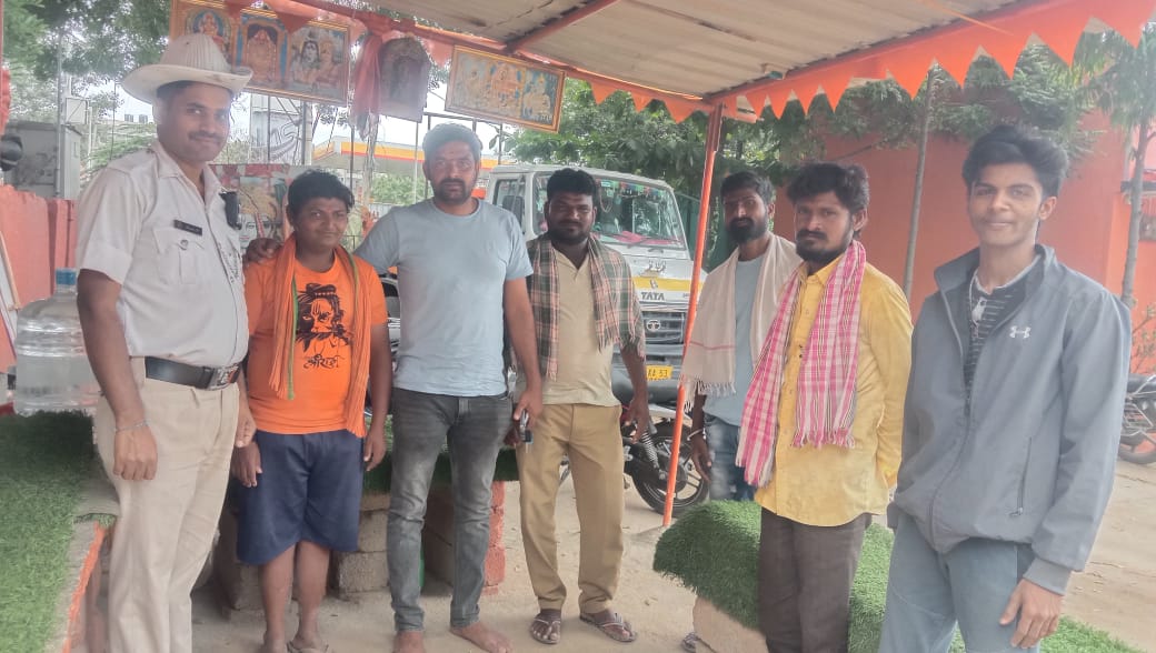 "ಸಂಚಾರ ಜಾಗೃತಿ "
 ಈ ದಿನ ಠಾಣಾ ವ್ಯಾಪ್ತಿಯ ಕಲ್ಕೆರೆ ಜಂಕ್ಷನ್  ಬಳಿ ಸಾರ್ವಜನಿಕರಿಗೆ ಕಡ್ಡಾಯವಾಗಿ ಸಂಚಾರಿ ನಿಯಮಗಳನ್ನು ಪಾಲಿಸುವಂತೆ ಹಾಗೂ ಅವುಗಳ ಉಲ್ಲಂಘನೆಯಿಂದಾಗುವ ಪರಿಣಾಮಗಳ ಕುರಿತು ಸೂಕ್ತ ತಿಳುವಳಿಕೆ ನೀಡಲಾಯಿತು.