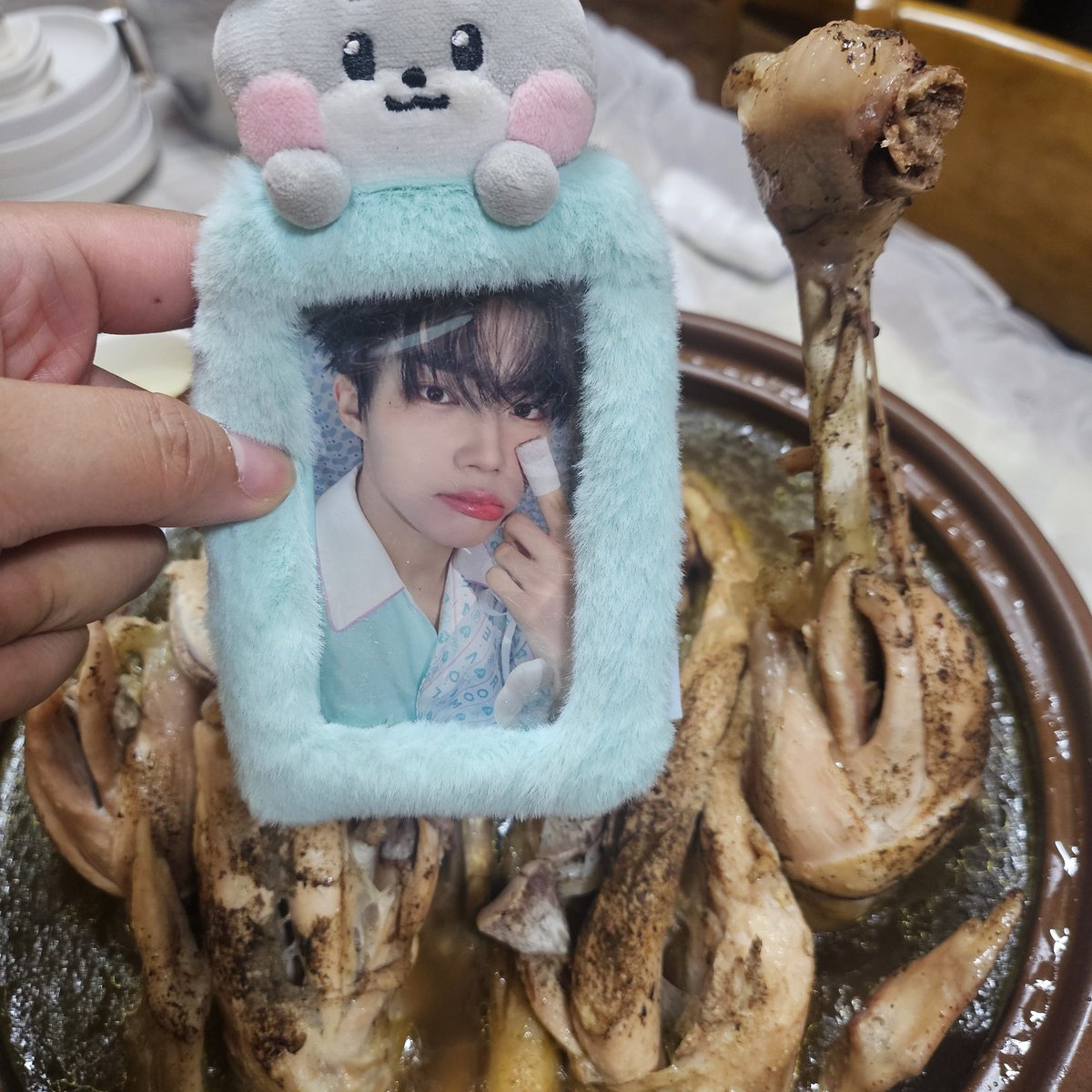 Ezzangnim's tweet image. 📍파주 고래시골닭
장닭이라그런가 닭다리가 포카홀더만하고
날개는 무슨 들고 뛰면 날아가겄어
#밥건욱