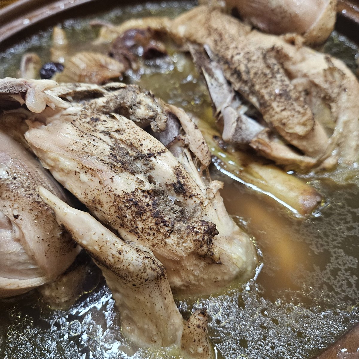Ezzangnim's tweet image. 📍파주 고래시골닭
장닭이라그런가 닭다리가 포카홀더만하고
날개는 무슨 들고 뛰면 날아가겄어
#밥건욱