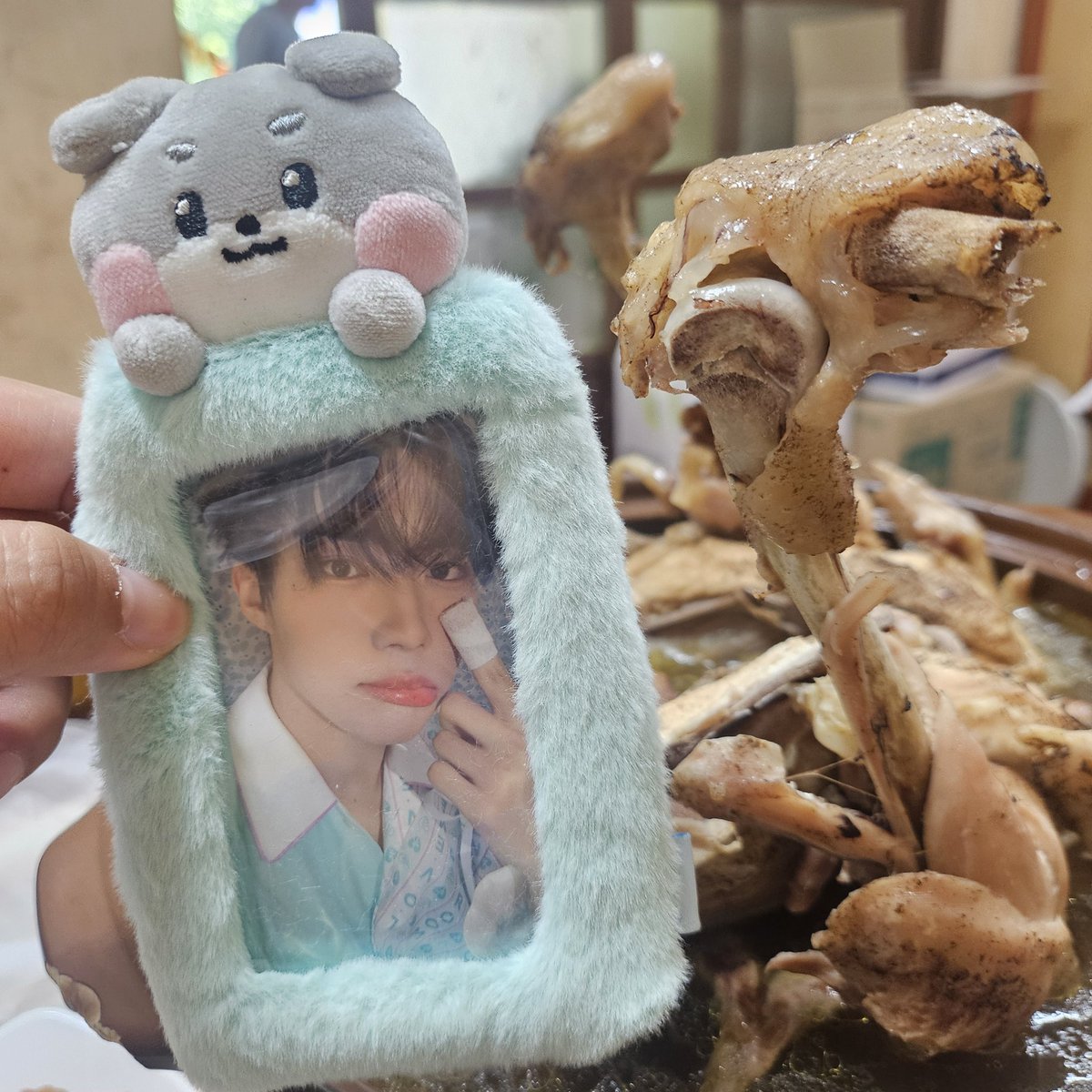 Ezzangnim's tweet image. 📍파주 고래시골닭
장닭이라그런가 닭다리가 포카홀더만하고
날개는 무슨 들고 뛰면 날아가겄어
#밥건욱