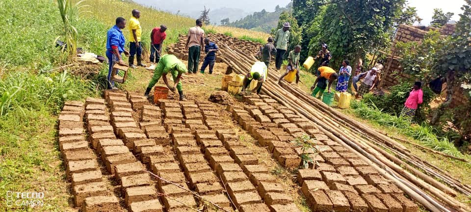 Urubyiruko rw'abakorerabushake <a href="/RYVCPGakenke/">RYVCP GAKENKE</a> bakomeje gukora ibikorwa byo kubumba amatafari yo kubaka inzu z'abaturage <a href="/GakenkeDistrict/">Gakenke District</a> .
<a href="/gahundemaurice/">Maurice Mugabowagahunde</a> <a href="/muka_vestine/">Vestine Mukandayisenga</a> <a href="/RwandaLocalGov/">Ministry of Local Government | Rwanda</a> <a href="/RwandaGov/">Government of Rwanda</a> <a href="/RwandaYouthVol1/">Rwanda Youth Volunteers</a> <a href="/RwandaYouthArts/">Ministry of Youth and Arts | Rwanda</a> <a href="/KubanaRichard/">Kubana Richard</a> <a href="/jnabdallah/">UTUMATWISHIMA</a> <a href="/Rwandapolice/">Rwanda National Police</a>