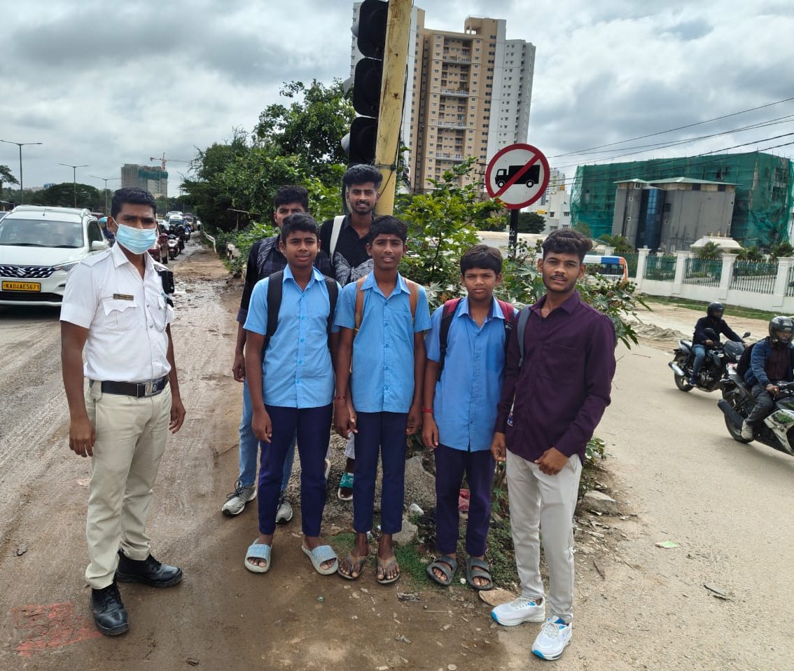 "ಸಂಚಾರ ಜಾಗೃತಿ "
 ಈ ದಿನ ಠಾಣಾ ವ್ಯಾಪ್ತಿಯ ಸರ್ಕಾರಿ ಕಾಲೇಜು ಜಂಕ್ಷನ್  ಬಳಿ ಸಾರ್ವಜನಿಕರಿಗೆ  ಹಾಗೂ ವಿದ್ಯಾರ್ಥಿಗಳಿಗೆ ಕಡ್ಡಾಯವಾಗಿ ಸಂಚಾರಿ ನಿಯಮಗಳನ್ನು ಪಾಲಿಸುವಂತೆ ಹಾಗೂ ಅವುಗಳ ಉಲ್ಲಂಘನೆಯಿಂದಾಗುವ ಪರಿಣಾಮಗಳ ಕುರಿತು ಸೂಕ್ತ ತಿಳುವಳಿಕೆ ನೀಡಲಾಯಿತು.