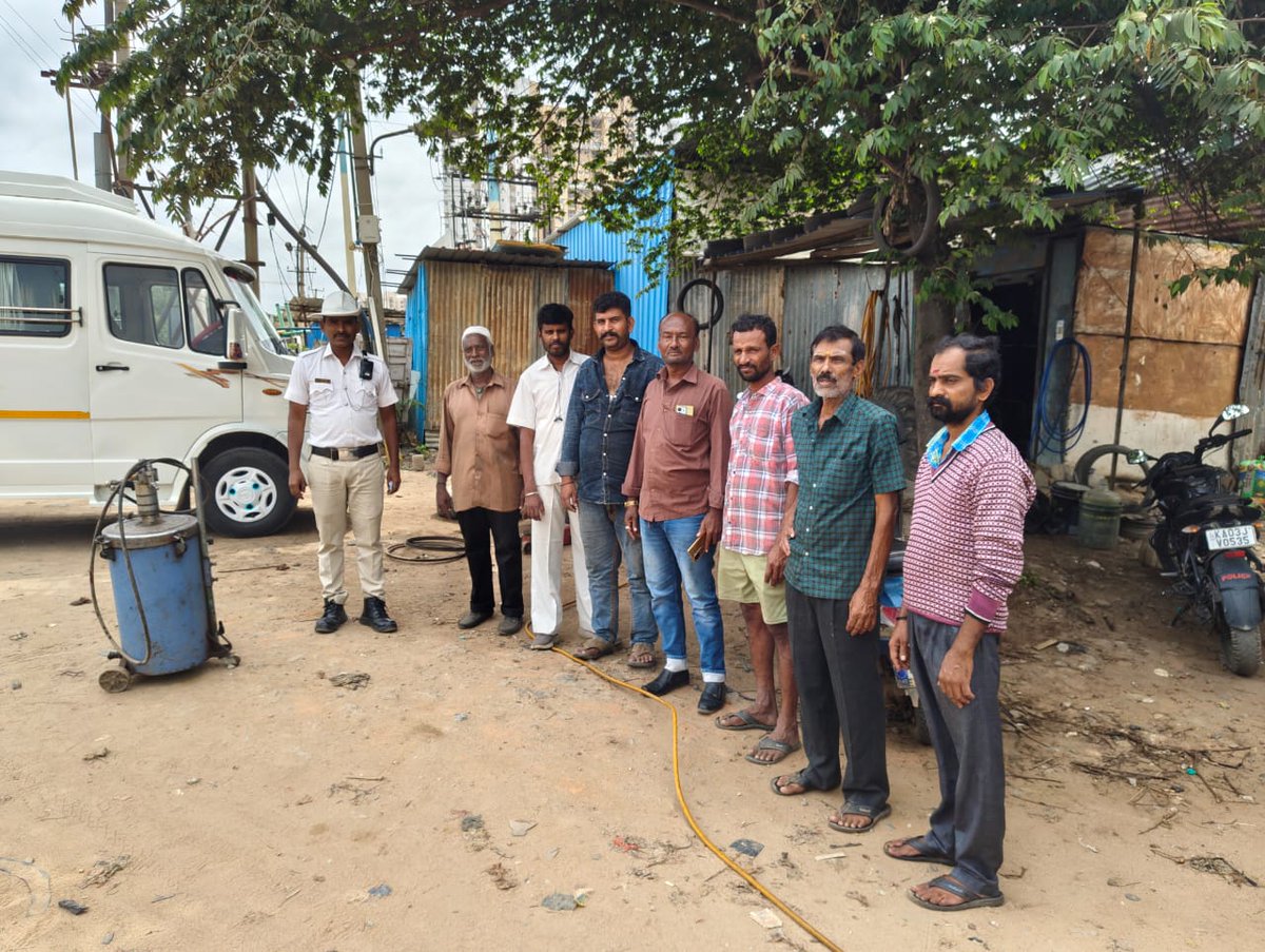 "ಸಂಚಾರ ಜಾಗೃತಿ "
 ಈ ದಿನ ಠಾಣಾ ವ್ಯಾಪ್ತಿಯ ಕಲ್ಕೆರೆ ಜಂಕ್ಷನ್  ಬಳಿ ಸಾರ್ವಜನಿಕರಿಗೆ ಕಡ್ಡಾಯವಾಗಿ ಸಂಚಾರಿ ನಿಯಮಗಳನ್ನು ಪಾಲಿಸುವಂತೆ ಹಾಗೂ ಅವುಗಳ ಉಲ್ಲಂಘನೆಯಿಂದಾಗುವ ಪರಿಣಾಮಗಳ ಕುರಿತು ಸೂಕ್ತ ತಿಳುವಳಿಕೆ ನೀಡಲಾಯಿತು.