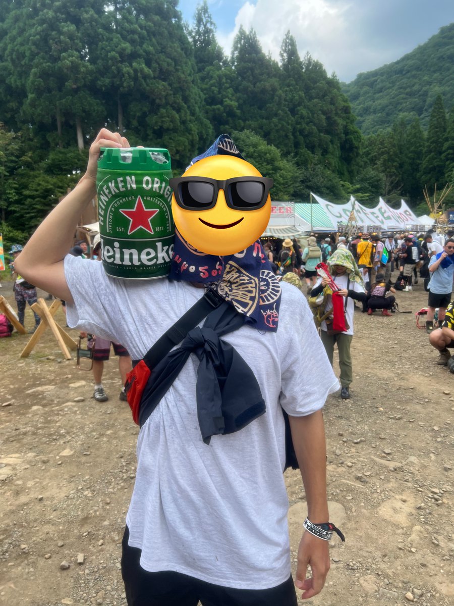 snkj6's tweet image. 友達が5ℓのハイネケン当ててパーティ始まった