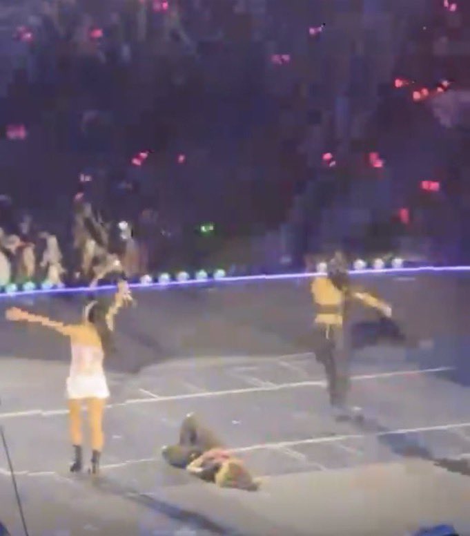 lalisaslore's tweet image. Skshsj naurr

LISA THRILLS CITI FIELD
#DEADLINEinNewYork_LISA