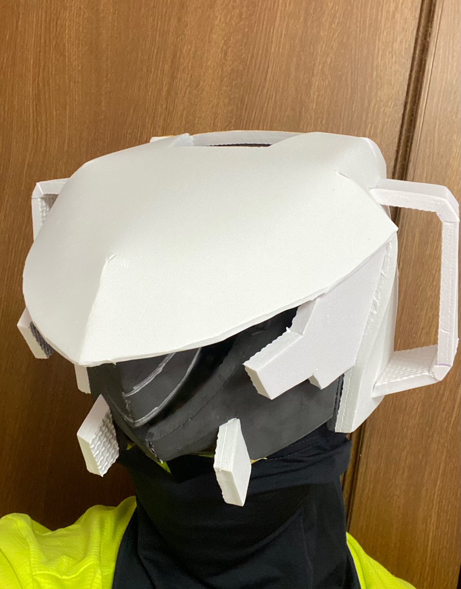 Haiku_0727's tweet image. ゼノブレイドクロス　ドール製作編〜

被れるように調整したのち、前回の反省点として空気口を数箇所開けてます。これでなるべく外に熱を逃がすことができる！多分！😂
