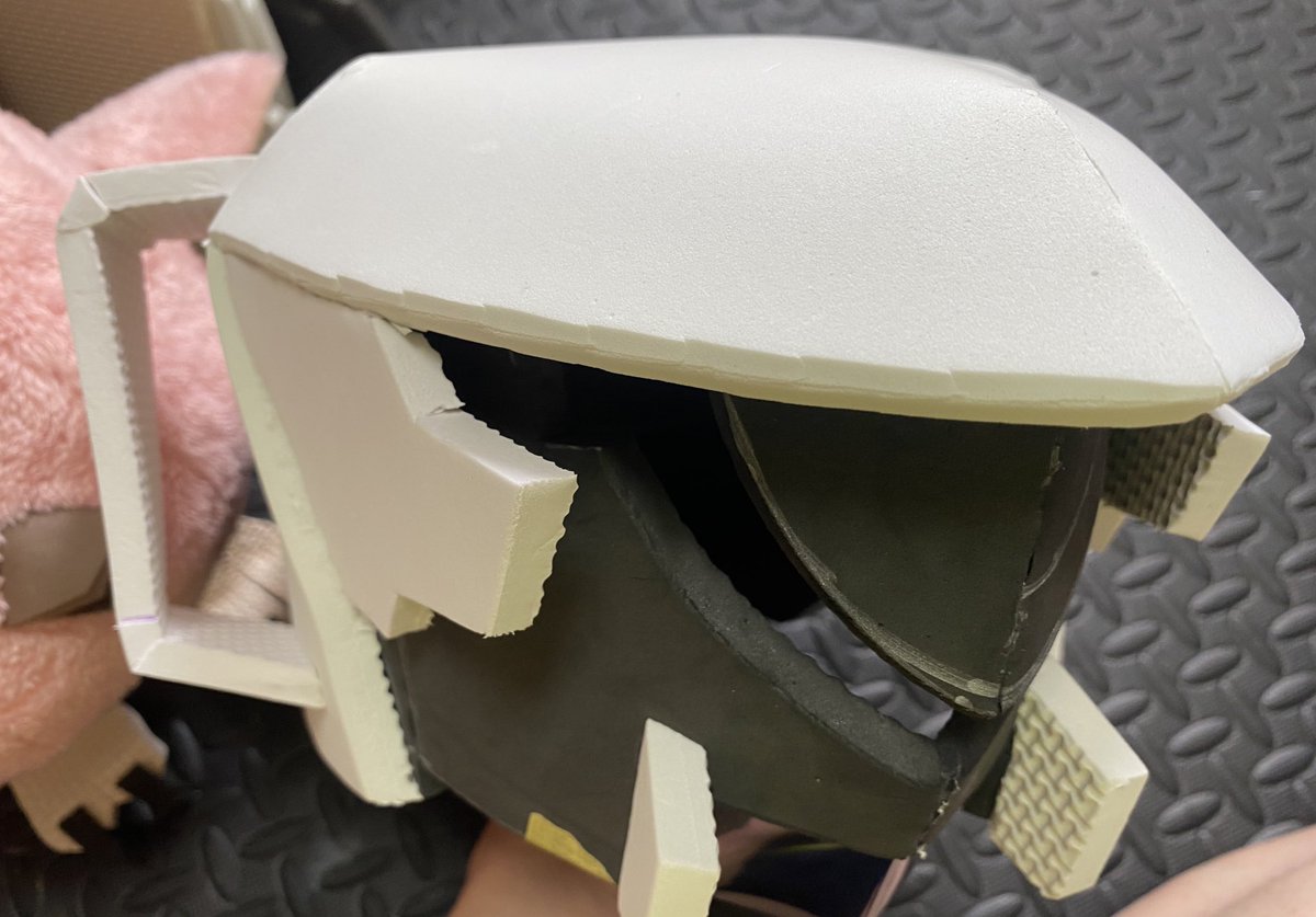 Haiku_0727's tweet image. ゼノブレイドクロス　ドール製作編〜

被れるように調整したのち、前回の反省点として空気口を数箇所開けてます。これでなるべく外に熱を逃がすことができる！多分！😂